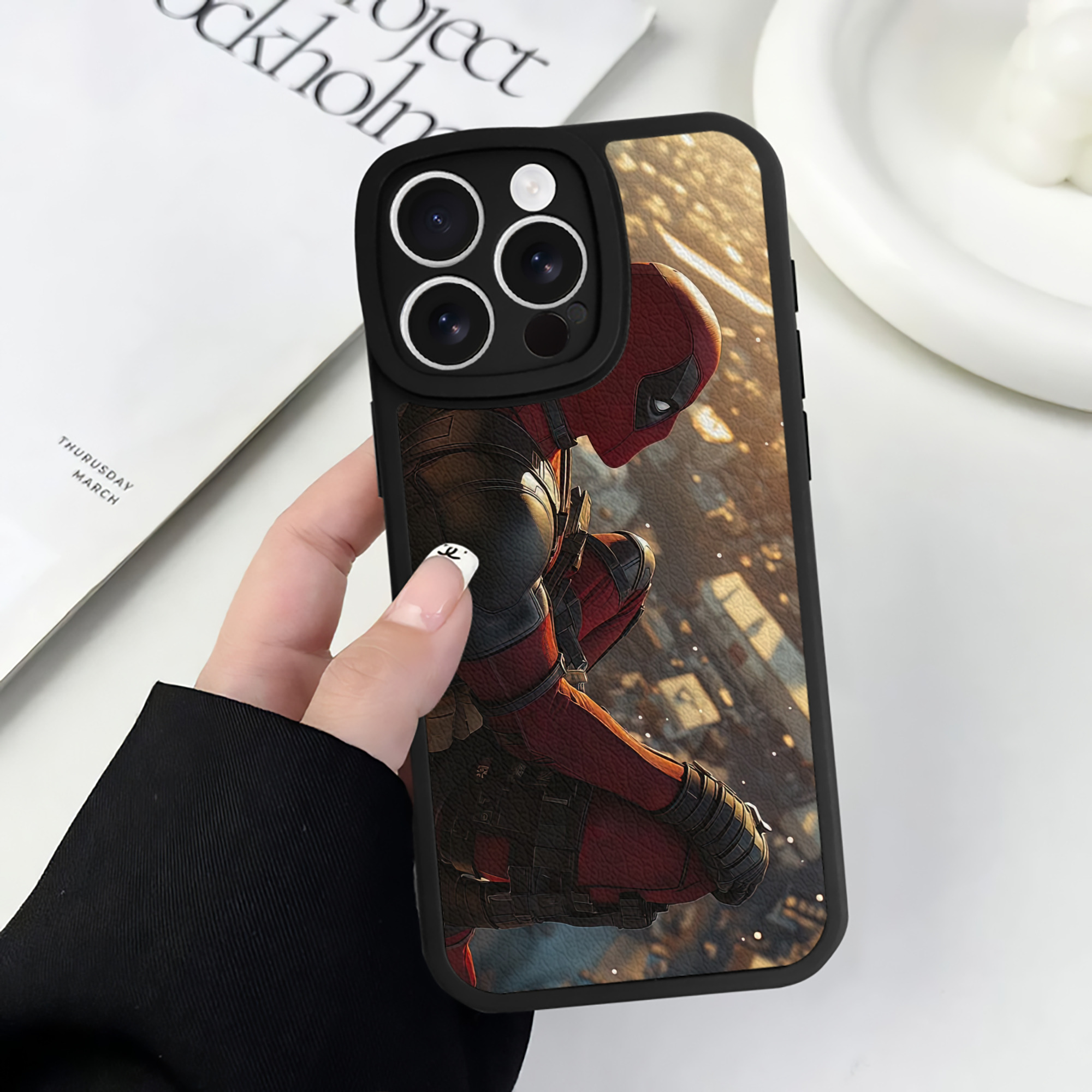 （画像用） Deadpool デッドプール 【iPhone 16シリーズ対応】シリコンスマホケース（レザー調） 材質：シリコン